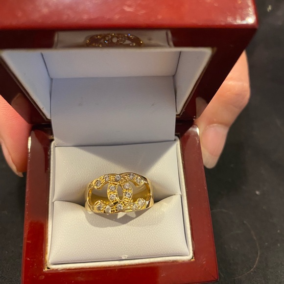 Beautiful Gold Ring - Picture 8 of 9